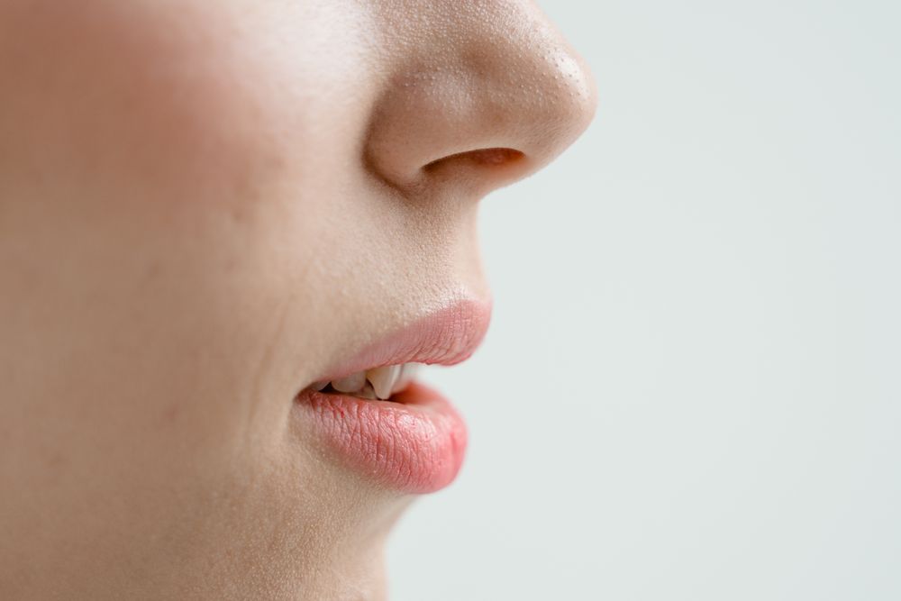 Nahaufnahme eines Frauengesichts im Profil mit reiner, glatter Haut